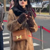 座山雕外套杀回来了！保暖又痞帅，轻松拿捏冬日氛围感