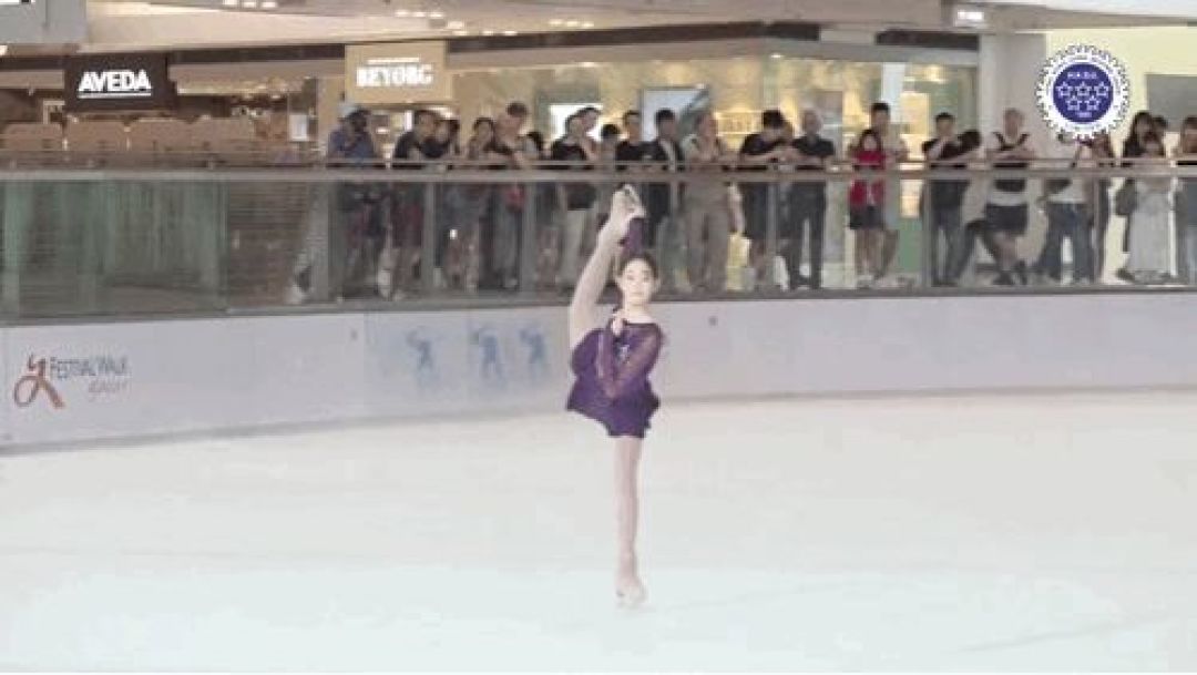 李小鹏女儿不练体操练花滑,13岁奥莉冰上追梦,身姿优雅进步大