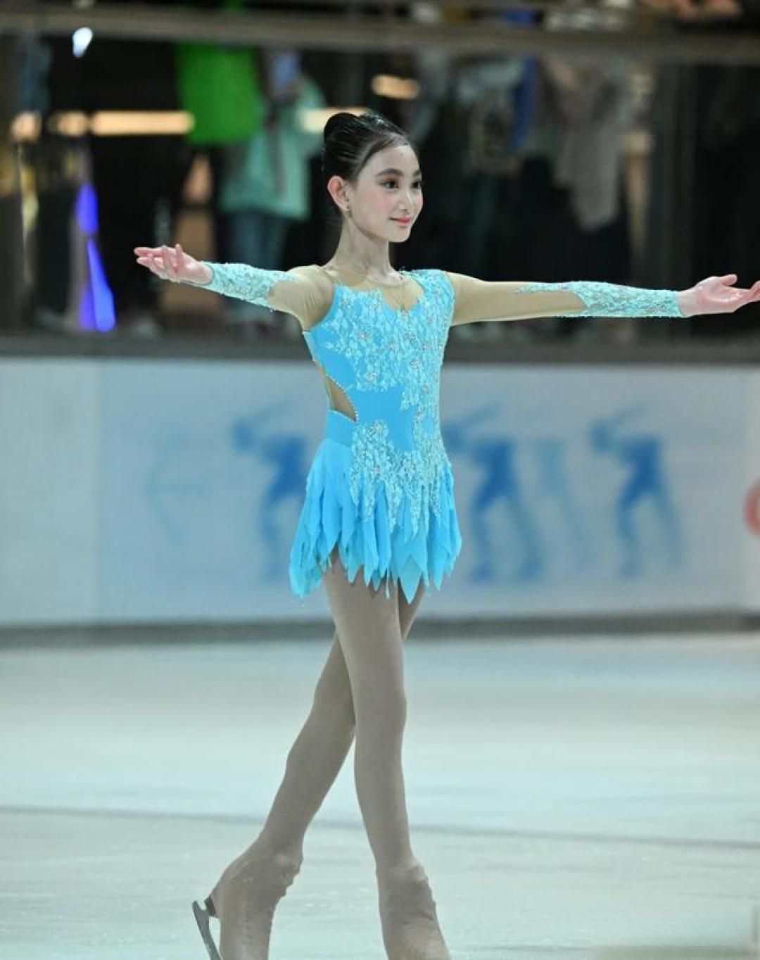 李小鹏女儿不练体操练花滑,13岁奥莉冰上追梦,身姿优雅进步大