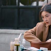 朱珠的新剧穿搭精致耐看，衣服简约利落层次分明，借鉴性非常高！