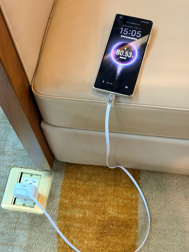 最近出差用@图拉斯TORRAS 自带线充电头
100cm的伸缩线比主流的70cm确实从容不少

但貌似对荣耀手机的快充协议不太适配
只有一个「超级快充」都没有功率显示
实测半小时也就充了不到30%
这
