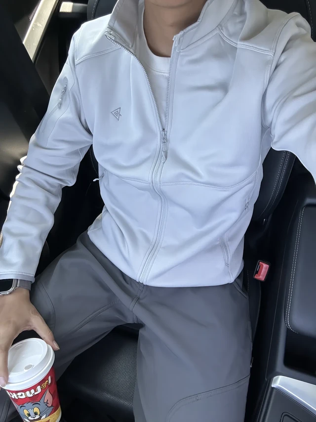 龙牙🐲轻暖隐拓polartec抓绒衣真的好穿！立体剪裁，干练有型！轻暖抓绒蓄热锁温！高士线🧵抗静电处理⚡️高弹面料搭配腋下独立剪裁，活动举胳膊无束缚！单穿有型，内搭保暖舒适！#男生穿搭 #龙牙#抓绒衣