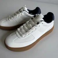 200元内通勤鞋：专业跑鞋派vs时尚小白鞋派，谁更值得买？