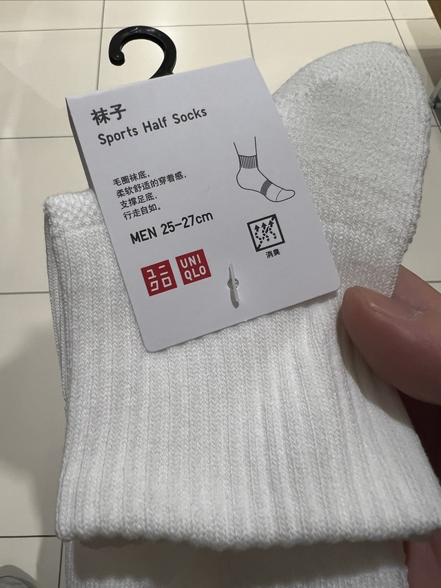 简约与功能并存：优衣库白色袜子的穿搭艺术