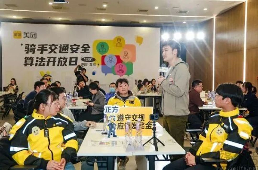 不闯红灯就给钱，美团开始给骑手“撒币”