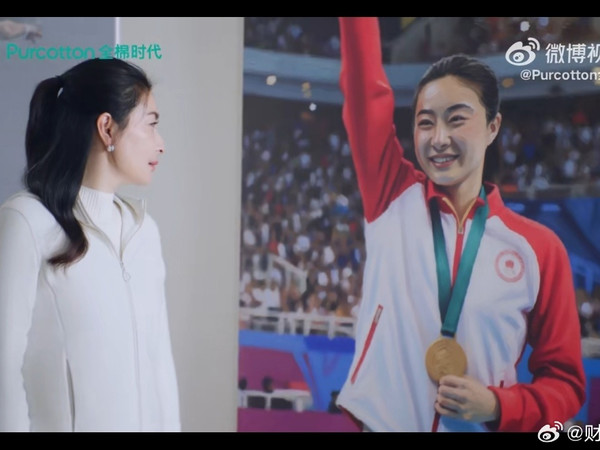 #郭晶晶的全棉舒适风##家有全棉更舒适#  @Purcotton全棉时代 棉絮里的温软时光 晨光漫过窗棂时，我想起郭晶晶与那身全棉线衣的模样。像见着湘西晨雾里沾了露的棉田，素净里藏着一股子妥帖劲儿，不