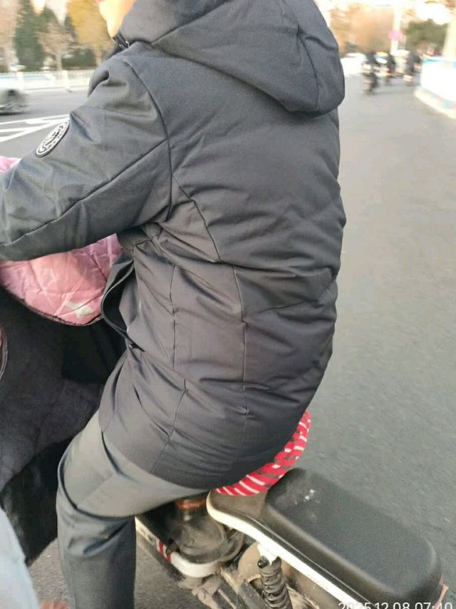 雪中飞90绒服防风性能如何？