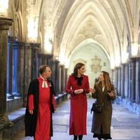 自带王室气场的大衣裙，才是秋冬不动声色的高级感精髓