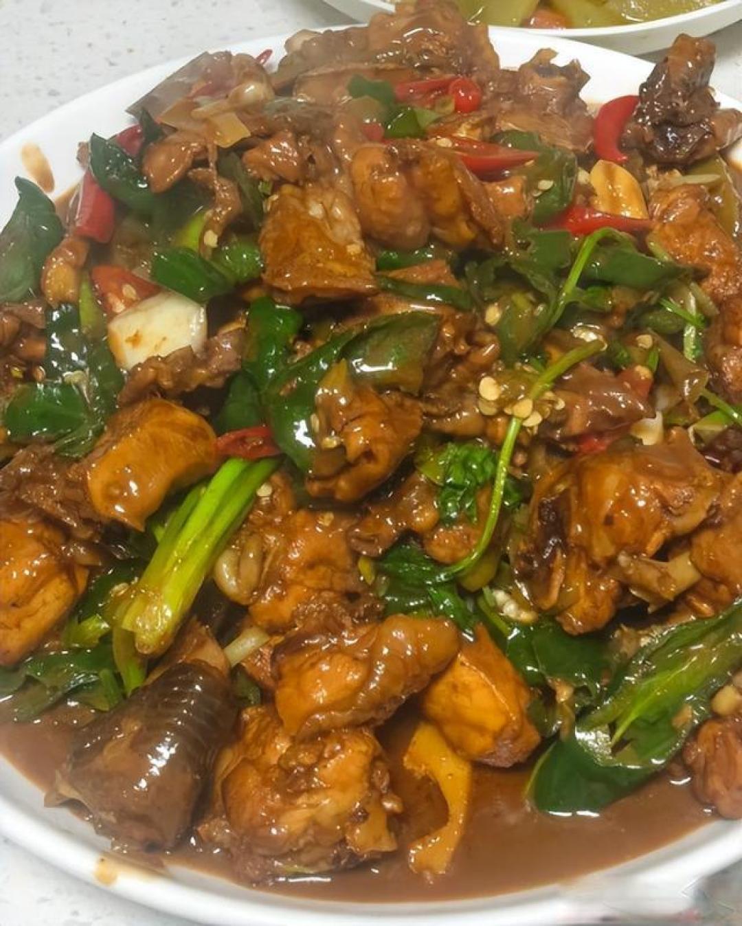 厨子花179元探店枣庄辣子鸡,才知灵魂是那勺酱香浓汤