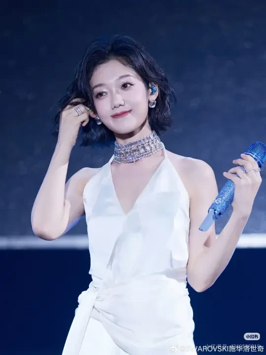 在音乐会上被她电到的一瞬间，璀璨闪耀的她
Millenia系列 | 希林娜依高 焕现迷人锋芒
迷人璀璨，风格焕现✨
歌手、音乐人@希林娜依高
质感演绎Swarovski Millenia系列🌟
束颈项