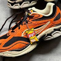 薯片联名跑鞋：乐事×索康尼GRID FUSION