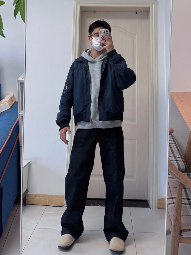 男生秋日叠穿小思路🧥。藏青色飞行夹克叠浅灰连帽卫衣，层次感一下就有了～搭配深色阔腿牛仔裤，休闲又带点复古感，脚上的鞋子也中和了整体的硬朗，整套下来舒适又好康，秋日出街这么穿准没错～
#今日穿搭 #oo
