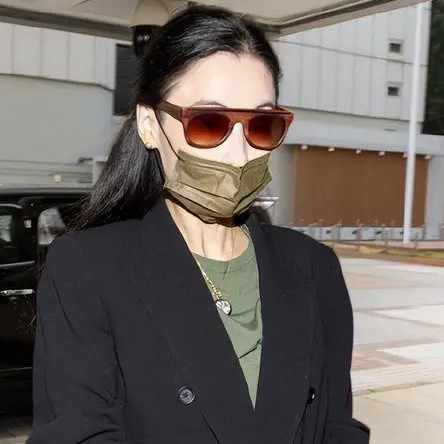 被索赔千万！张柏芝大哭，官司结果未知，但出庭战袍实实在在赢了