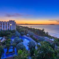 三亚湾皇冠假日 vs 亚龙湾瑞吉？我们汇总了127位用户真实体验，结论在这