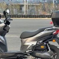 钱江FLY150：高配平踏板，11580元重塑150cc性价比标杆