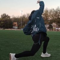 冬季跑马拉松选压缩衣还是冲锋衣？我们汇总了150+跑者真实观点，答案在这