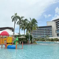三亚亚龙湾天域酒店儿童摔伤事件引热议，用户真实反馈与安全责任争议全景呈现