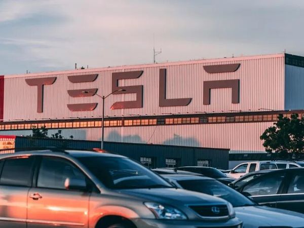 特斯拉FSD升级：开车玩手机被默许，L3级自动驾驶门槛已迈入？