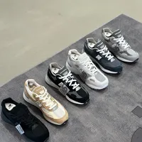 New Balance经典鞋款：通勤神器还是穿搭利器？300+用户观点大PK