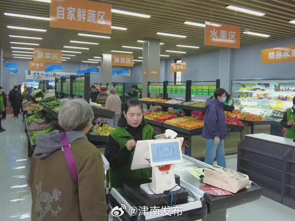 【津南这家便民新店藏惊喜！】日前，津南区供销惠农农产品有限公司正式成立，供销万家社区店（合茂园店）同步开业，田间地头的农产品直达居民“家门口”，为合茂园小区及周边居民带来了全新的消费体验和生活便利。供