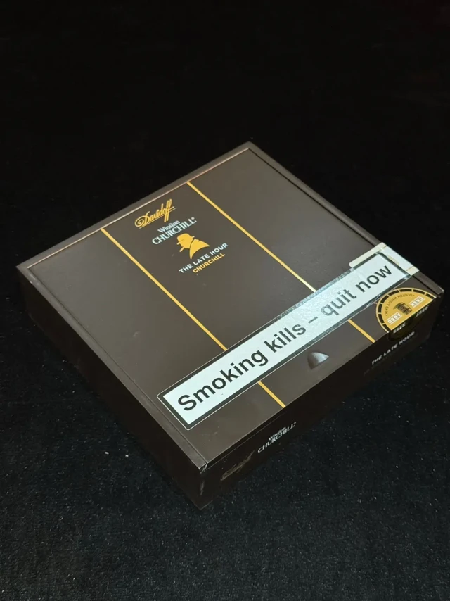 #我该如何写自己 • 品名：大卫杜夫至暗时刻丘吉尔
• 支数：20支装
• 长度：约178mm• 环径：48mm
• 强度：浓郁
·口感与风味：• 前段：点燃后，口腔立刻就能感受到可可的浓郁气味，伴随