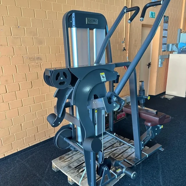Cybex eagle 7件套有兴趣的可以来了，图片里经典 永不过时！EAGLE 高位下拉，1983年赛百斯的专利技术，双轴技术，它把横向轴和纵向轴焊接在一起，所以精度跟角度要求是非常精准的，市面上很