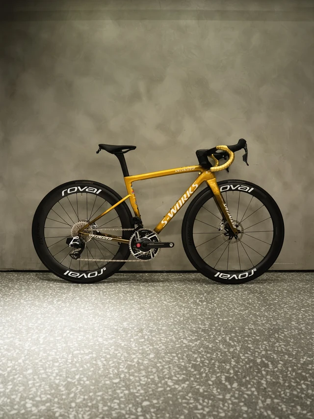 装车日记|冠世金甲SL8。S-Works Tarmac SL8 LTD
Remco黄金限量版 全球限量272台
绚烂的金色浸染车架层次丰富
升级SARM RED E1套件
#Specialized #