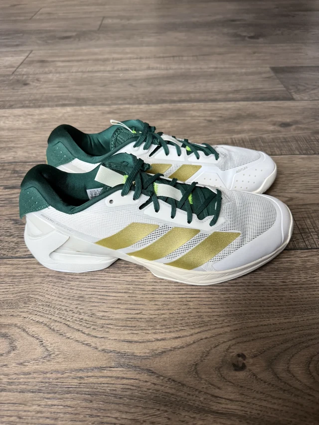 Adidas ubersonic 5.Adidas ubersonic 5. 阿迪的鞋永远都是材料给足，保护完美，三道杠很好看很复古。脚感也一样是祖传的板砖的硬度，别看什么科技都没用。不过网球鞋只需要