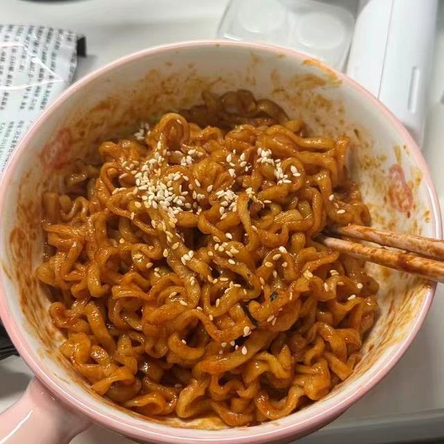 芯蒸呈超辣火鸡面封神！12包定制宽面爆辣劲道，夜宵党直接囤爆