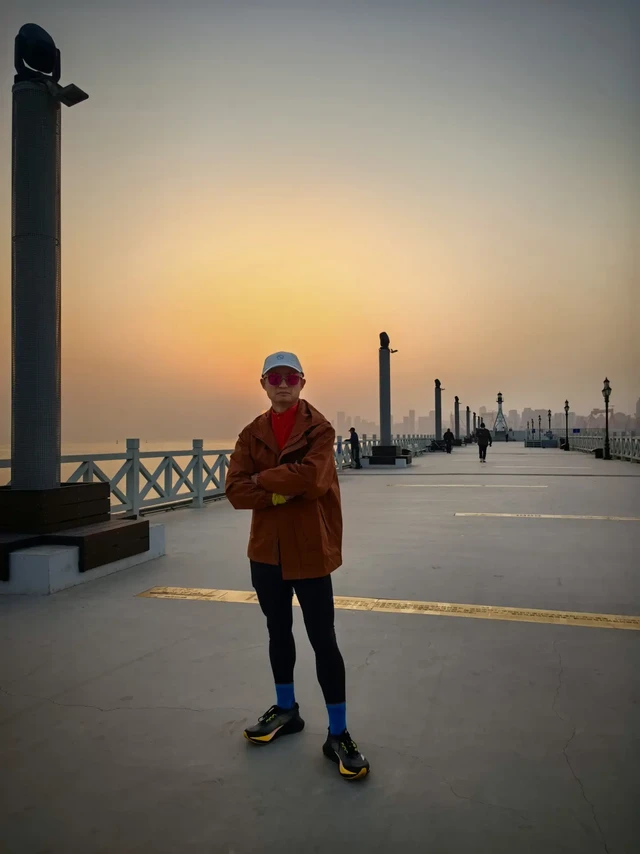SLAMBLE防风连帽夹克真心好穿。
防风抗寒、运动梭织、户外训练都很实用。
跑步 徒步 训练 日常出街
立体剪裁 多口袋设计 轻便防风
#防风外套 #运动夹克 #户外训练 #机能工装
#SLAMBL