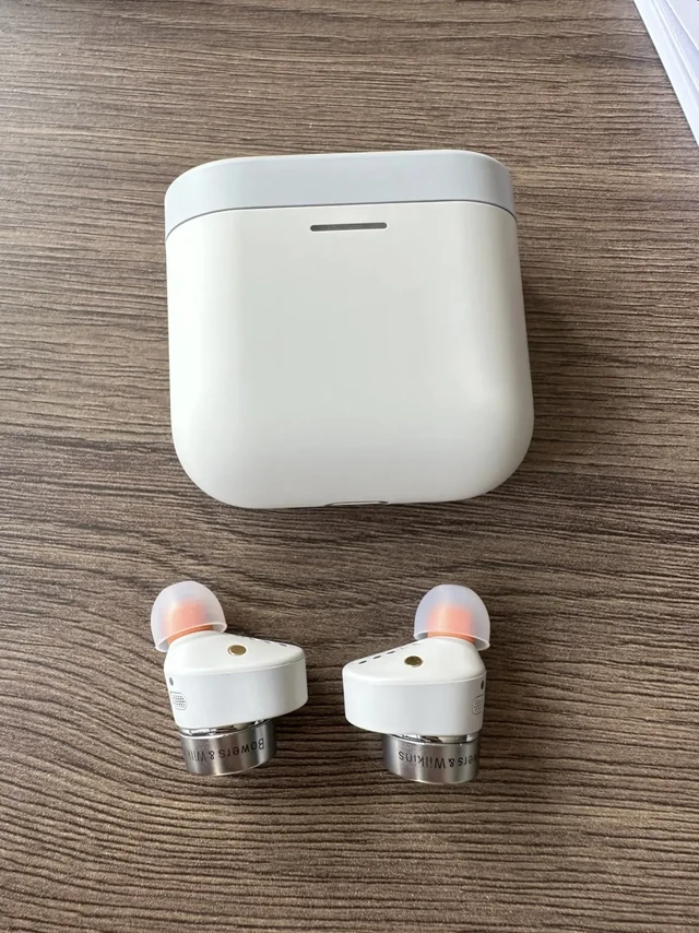 宝华韦健pi 5值得买不。我作为一个学生党，对宝华韦健蓝牙耳机使用感受：
这个牌子怎么说呢，认识它的自然是知道它的品质，宝华韦健属于英国顶级音响品牌，很多豪车比如玛莎拉蒂、宝马、沃尔沃等车内音响用的就