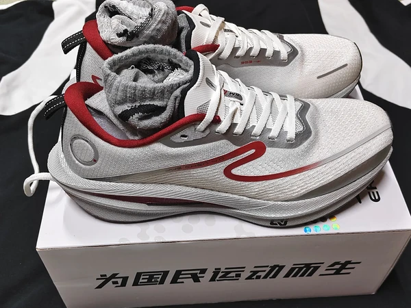 慢跑/通勤/出街一鞋搞定！鸿星尔克绝尘4。✨听说这双鞋又有颜值又有实力？趁着凉爽的季节今天来开箱鸿星尔克绝尘4.0 
👟先从整体外观说起，它不是那种“一眼运动风、日常穿尴尬”的跑鞋，暖白色鞋面打底，酒