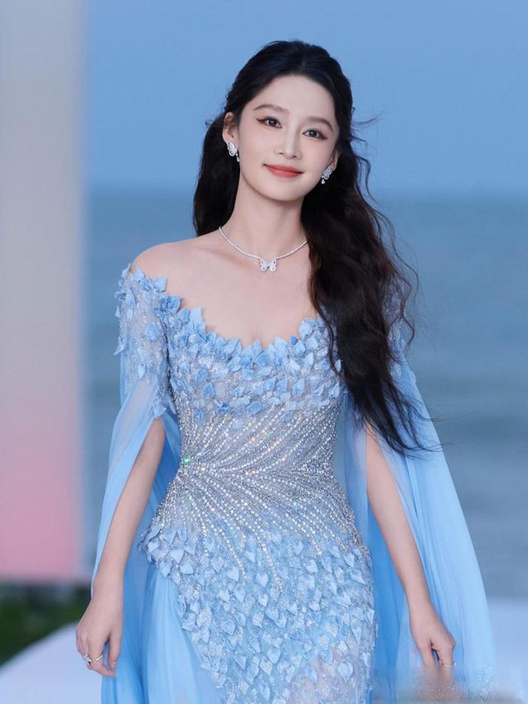 2025扛剧花格局重塑：杨紫领跑，白鹿霸屏，杨幂赵露思强势破局