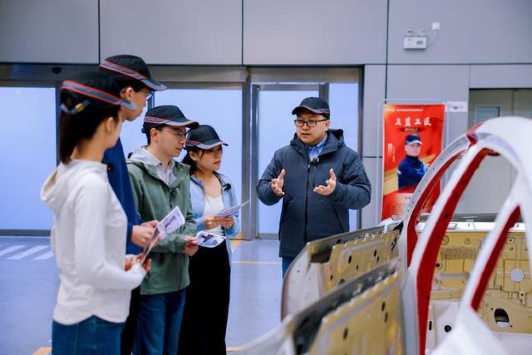 从“拼体力”到“拼脑力”，大学生在未来工厂看见制造业新机遇