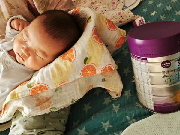 从“跟风焦虑”到“亲身验证”：我给早产儿选a2至初奶粉的理由
 
作为早产儿妈妈，选奶粉时我比普通家长多了几分谨慎——既担心宝宝肠胃耐受不了，又怕营养跟不上追赶期需求，直到朋友推荐a2至初奶粉，喝满两