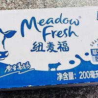 冬日暖饮优选，纽麦福全脂高钙纯牛奶，每天一杯暖身又营养！