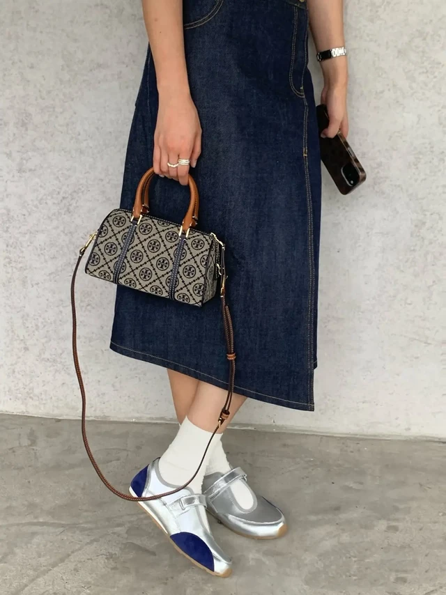 姐妹们往后看，随便一背都好看2399。Tory Burch-老花波士顿❣️种草到心趴上
新款酒桶包比老版波士顿简单利落，
而且斜挎不再鼓鼓像腰鼓啦！
顶部手柄+可调节肩带超级百搭，
野餐拍照直接刷爆朋