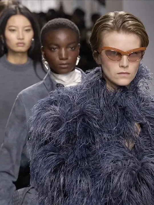 Bottega Veneta大秀落幕，郭晶晶、杨祐宁、刘俊谦意犹未尽地聊起了秀场细节。三人不约而同提到那些藏在腰带、领口的编织工艺，整场秀像是开启未知旅行的邀请函。他们想当场带回家的单品，我们也问出来