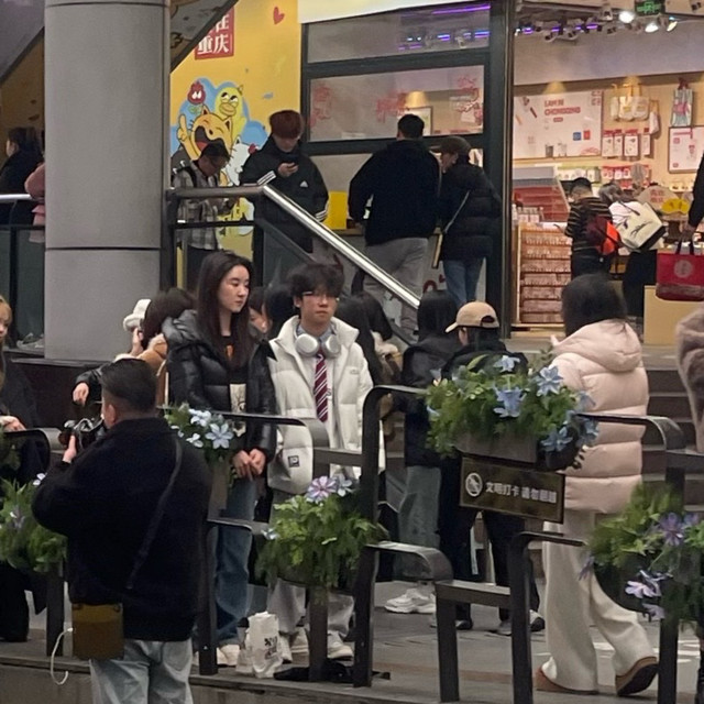 苹果直营店换电池，手机屏幕免费更换