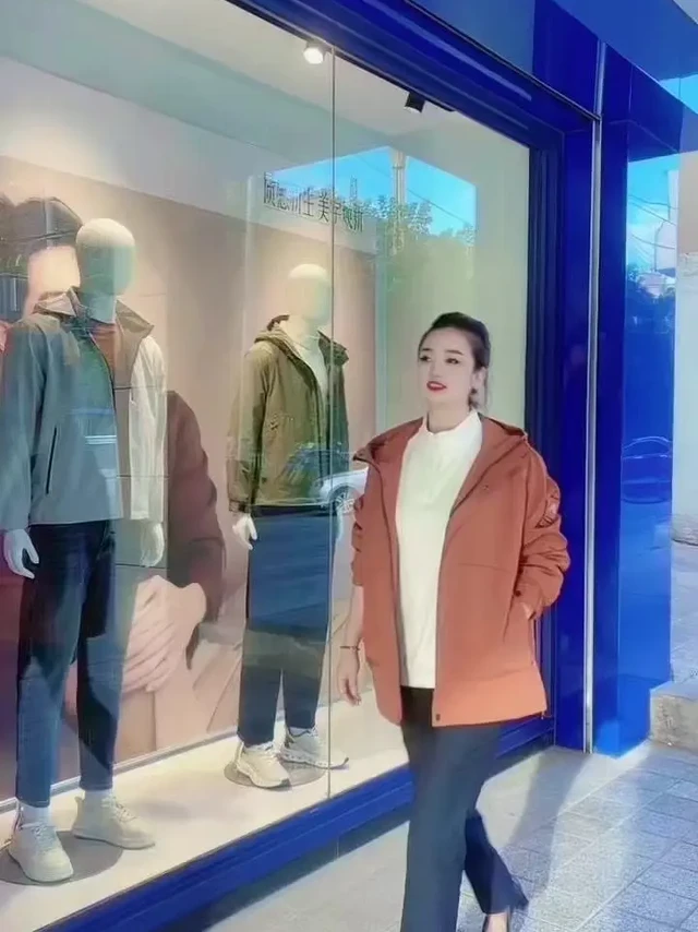 国庆出游穿什么？海澜之家这几套直接抄作业！ 
🍂国庆出游不知道穿什么？海澜之家的这几套穿搭真的太合适了！
1️⃣休闲商务风：浅灰色针织衫搭配卡其色休闲裤，舒适又不失气质，去咖啡馆或者逛古镇都很出片，走