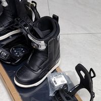 合脚雪靴：寒冷中的温暖支撑