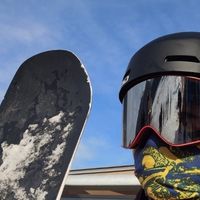 雪镜与头盔：滑雪的安全保障