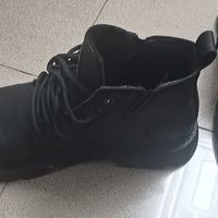 冬日街道的鞋履选择