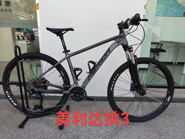 美利达挑战者300，17车架27.5轮组，适合165-175身高。
禧玛诺cues套件22速油碟刹车，线控锁死前叉，骑行舒适性很好。变速顺畅，刹车灵敏，整车成色如图。
Merida/美利达 自行车二手