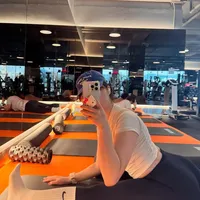 瑜伽裤配白袜：舒适时尚还是过度休闲？全网观点大碰撞