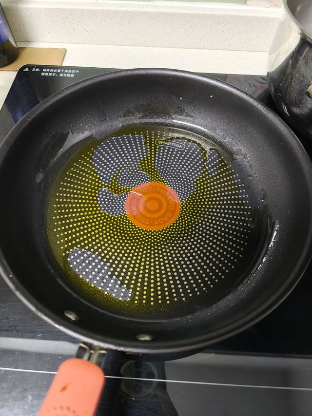 终于碰到一个不凸底的煎锅了