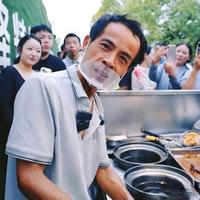鸡排哥巡炸杭州：千人排队6小时，为一块6元鸡排和治愈人心的真诚