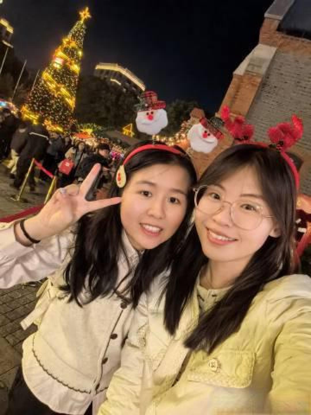 巨型圣诞树棉花糖火了！188元一个需排队，成圣诞集市拍照顶流