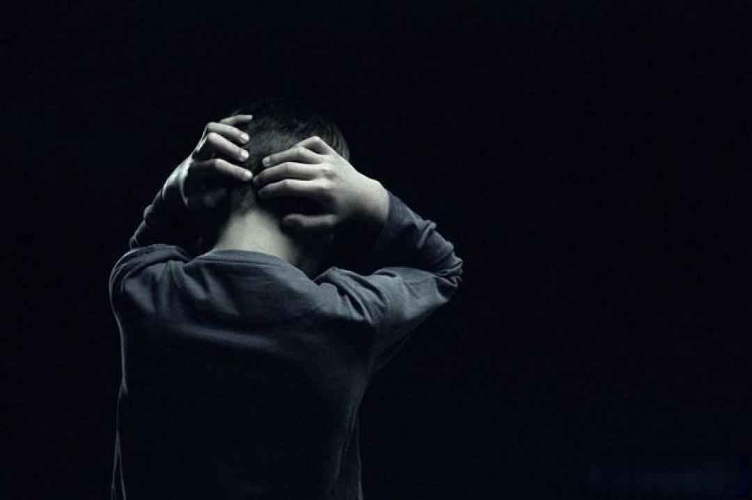 12岁男孩挥拳相向，不是恨你！读懂拳头里的信号，比打骂更有效