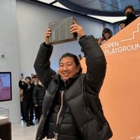 三星首款三折叠屏手机在韩发售，创新设计引关注